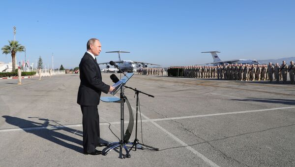 Президент РФ Владимир Путин во время посещения авиабазы Хмеймим в Сирии - Sputnik Moldova