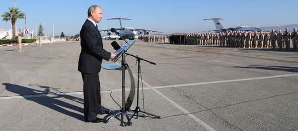 Президент РФ Владимир Путин во время посещения авиабазы Хмеймим в Сирии - Sputnik Moldova