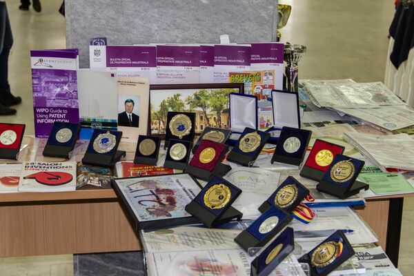 Вниманию гостей были представлены награды, которые завоевал медуниверситет на протяжении своей долгой истории. - Sputnik Молдова