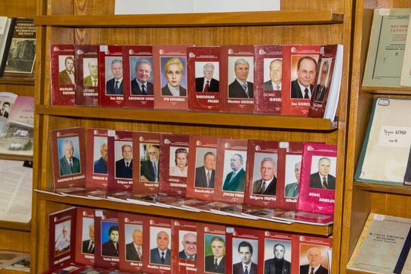Organizatorii sărbătorii nu au trecut vederea nici publicațiile științifice ale celor mai de seamă reprezentanți ai profesoratului medical. - Sputnik Moldova