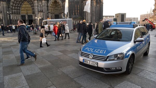 A police car drives past the Cologne Cathedral near the station square on December 30, 2016 in Cologne, western Germany. - Sputnik Moldova-România