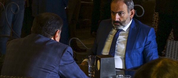 Премьер-министр Армении Никол Пашинян встретился в столичном кафе с руководителем фракции РПА Ваграмом Багдасаряном (1 октября 2018). Еревaн Премьер-министр Армении Никол Пашинян встретился в столичном кафе с руководителем фракции РПА Ваграмом Багдасаряном (1 октября 2018). Еревaн - Sputnik Молдова