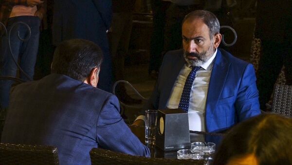 Премьер-министр Армении Никол Пашинян встретился в столичном кафе с руководителем фракции РПА Ваграмом Багдасаряном (1 октября 2018). Еревaн - Sputnik Молдова