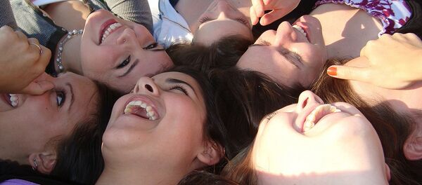 Tinere zâmbind - Imagine Simbol - Sputnik Moldova