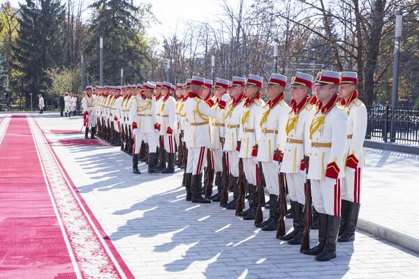 Почетный караул у восстановленного здания резиденции президента РМ готовится к встрече турецкого лидера. - Sputnik Молдова