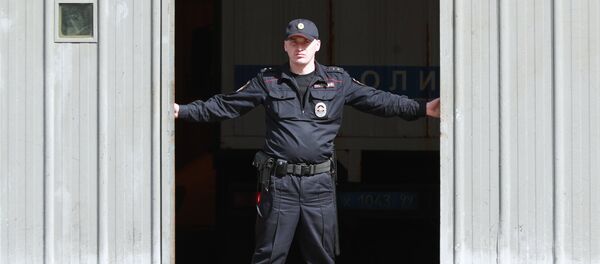 Сотрудник полиции на территории Московского городского суда. - Sputnik Молдова