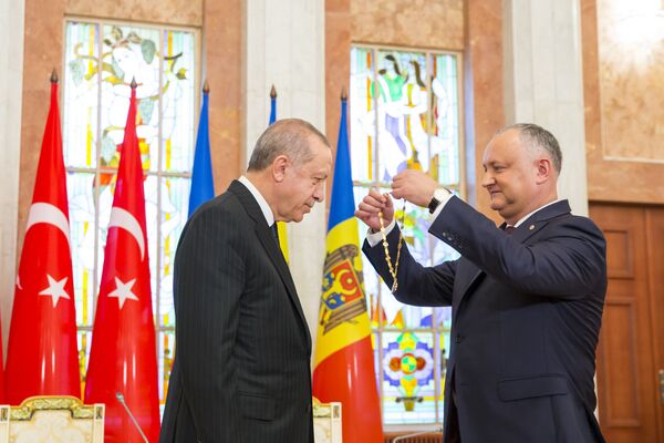 Президент Молдовы награждает Эрдогана Орденом республики. - Sputnik Молдова