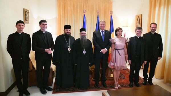 Carmen și Klaus Iohannis în vizită la sediul Episcopiei Ortodoxe Române a Italiei - Sputnik Moldova-România