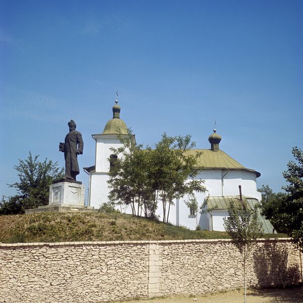Monumentul domnitorului Moldovei Vasile Lupu în orașul Orhei, RSS Moldovenească - Sputnik Moldova