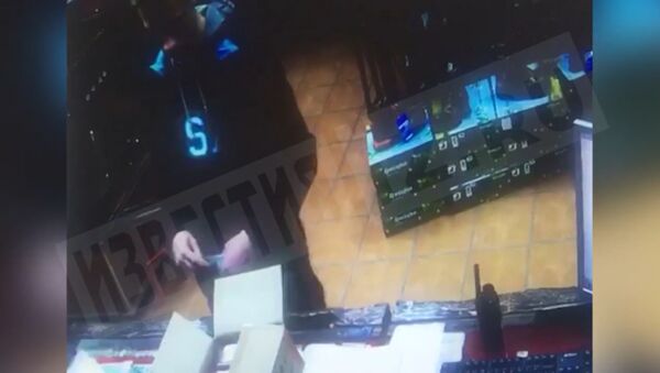 Момент, как Росляков покупает оружие перед нападением в Керчи - Sputnik Молдова