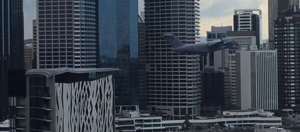 Огромный самолет пролетел между небоскребами и напугал австралийцев. Видео - Sputnik Молдова