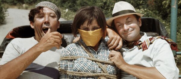 Слева направо: артисты Юрий Никулин в роли Балбеса, Наталья Варлей в роли Нины и Георгий Вицин в роли Труса в кинофильме Кавказская пленница, или новые приключения Шурика режиссера Л. Гайдая. - Sputnik Молдова