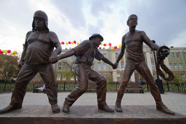 Памятник Трусу, Балбесу, Бывалому и режиссеру Гайдаю открылся в Иркутске - Sputnik Молдова