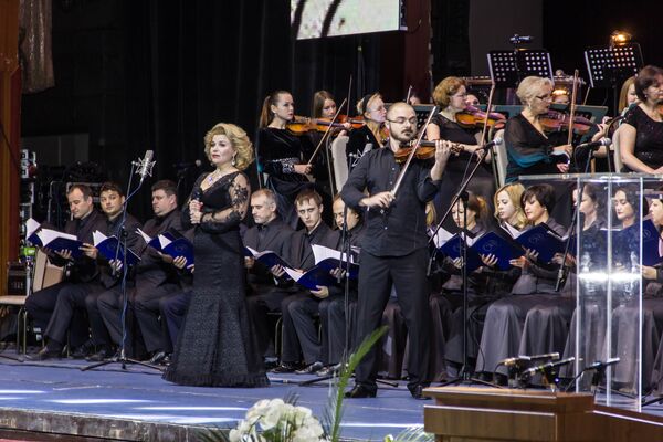 Festivitatea a fost diversificată de aparițiile în scenă ale Orchestrei simfonice și corului de la Teleradio Moldova, precum și a Liliei Șolomei. - Sputnik Moldova