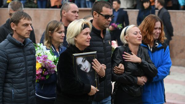 Родственники погибших на церемонии прощания с жертвами при нападении на Керченский политехнический колледж. - Sputnik Молдова