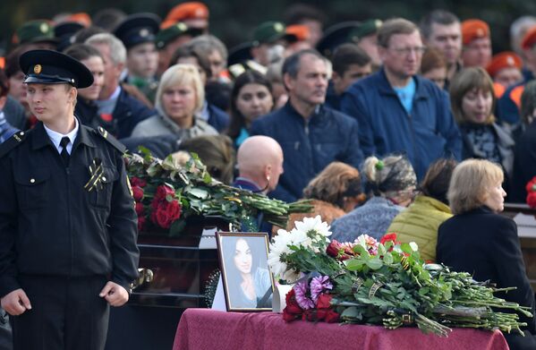 Церемония прощания с погибшими при нападении на Керченский политехнический колледж - Sputnik Молдова