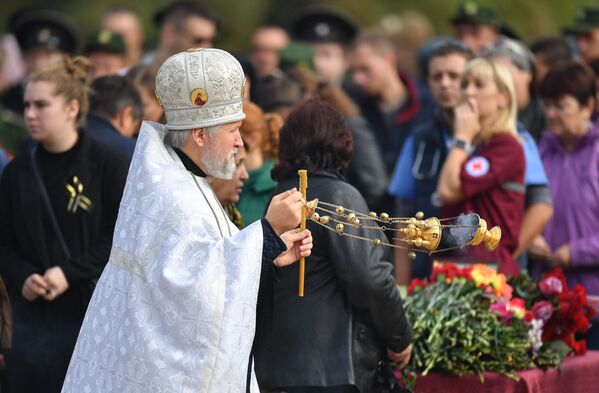 Церемония прощания с погибшими при нападении на Керченский политехнический колледж. - Sputnik Молдова