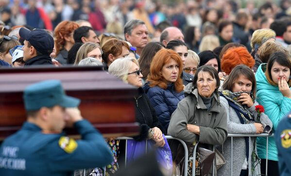 Жители на площади Ленина в Керчи, где проходит церемония прощания с погибшими при нападении на Керченский политехнический колледж. - Sputnik Молдова