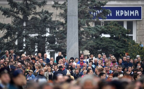 Церемония прощания с погибшими в результате трагедии в Керчи. - Sputnik Молдова