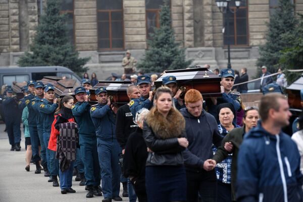 Церемония прощания с погибшими в результате трагедии в Керчи. - Sputnik Молдова