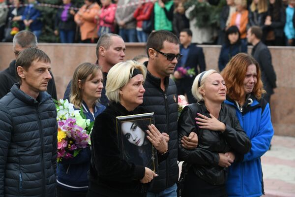 Родственники погибших на церемонии прощания с жертвами при нападении на Керченский политехнический колледж - Sputnik Молдова