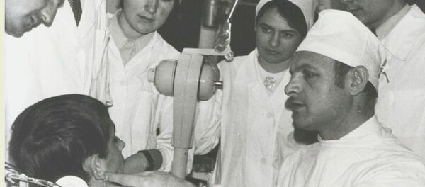 Илларион Иванович Постолаки проводит лечение пациента в присутствии студентов - Sputnik Молдова