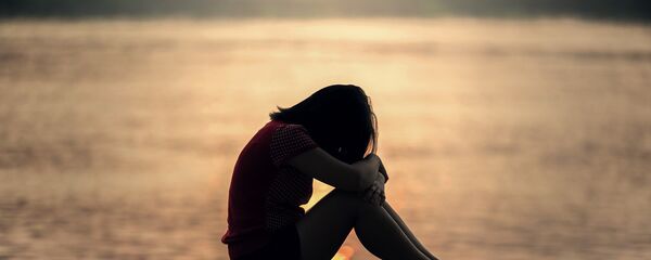 Девочка-подросток сидит в одиночестве, фото из архива - Sputnik Молдова