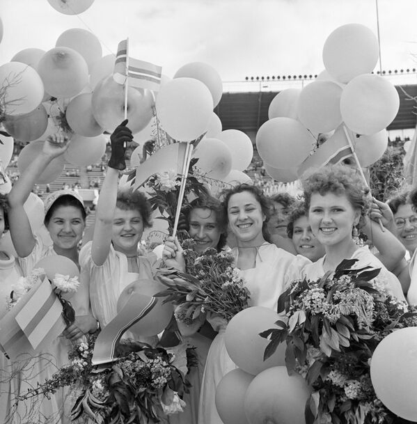 Участники парада, посвященного Дню советской молодежи, на Центральном стадионе имени Ленина в Москве, 1959 год. - Sputnik Молдова