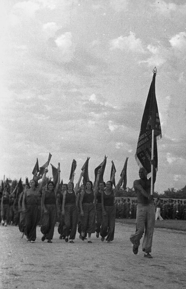 Парад физкультурников на Центральном стадионе Ашхабада. Туркмения, 1939 год - Sputnik Молдова