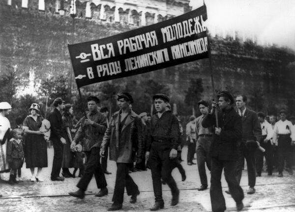 Колонна Российского ленинского коммунистического союза молодежи на первомайской демонстрации в Москве, 1924 год - Sputnik Молдова