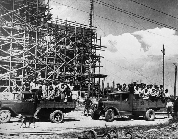 Советская молодежь прибыла на строительство судостроительного завода в Комсомольск-на-Амуре, 1937 год - Sputnik Молдова