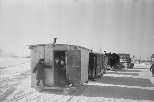 Освоение целинных и залежных земель. Санно-тракторный поезд с первоцелинниками, 1954 год - Sputnik Молдова