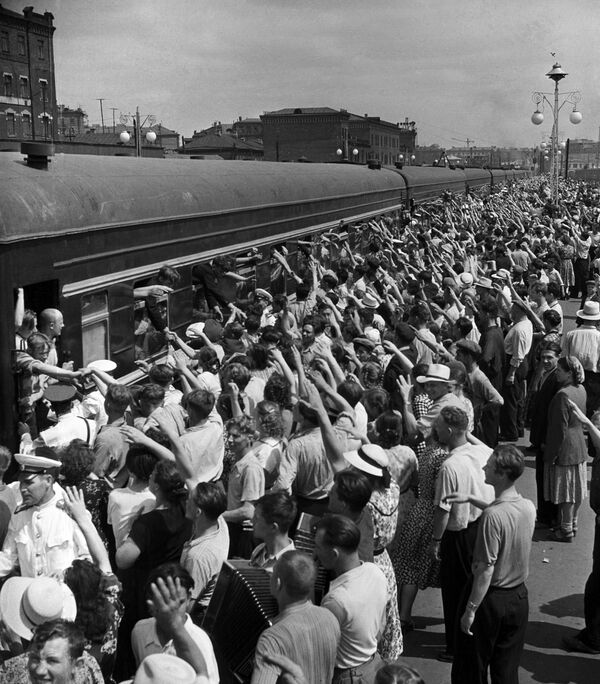 Поезд с комсомольцами-добровольцами отправляется на стройку в Норильск, лето 1956 года - Sputnik Молдова