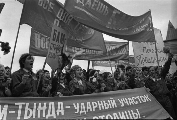 Праздничный митинг нового отряда строителей БАМа в поселке Тындинский, 1974 год - Sputnik Молдова