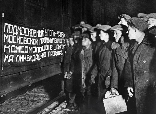 Группа комсомольцев Москвы перед отъездом на работу в Подмосковный угольный бассейн, 1930 год - Sputnik Молдова