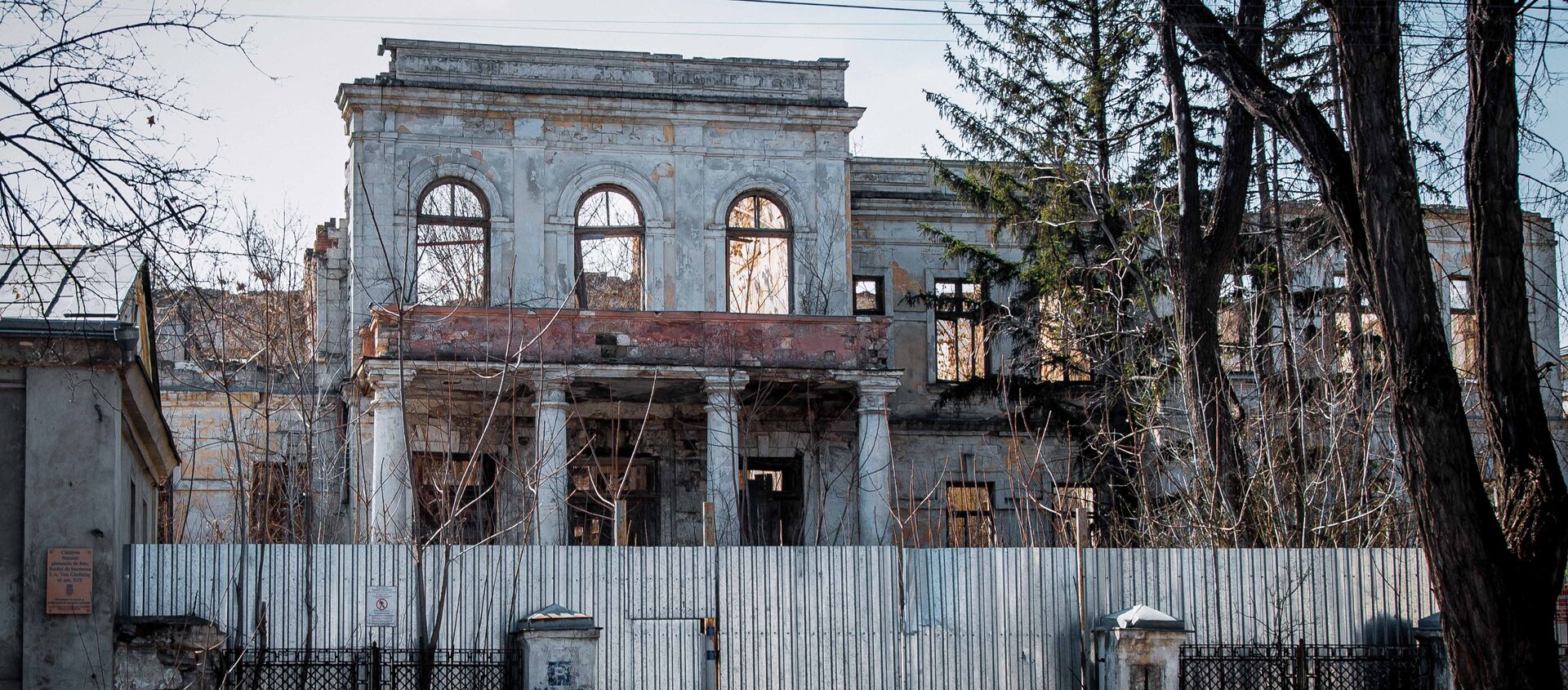 Бывшая гимназия, Дом Брежнева, а теперь просто руины.  - Sputnik Moldova, 1920, 28.10.2020