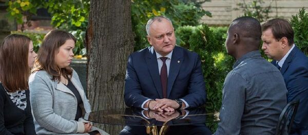 Președintele Igor Dodon s-a întâlnic cu bărbatul care și-a pierdut familia în urma exploziei din Capitală Președintele Igor Dodon s-a întâlnic cu bărbatul care și-a pierdut familia în urma exploziei din Capitală - Sputnik Moldova