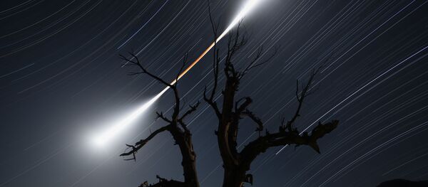 Работа Eclipsed Moon Trail фотографа Chuanjin Su, занявшая второе место в категории Skyscapes конкурса Insight Investment Astronomy Photography of the Year 2018 - Sputnik Молдова