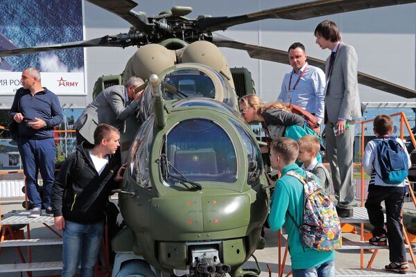 Посетители у транспортно-боевого вертолета Ми-35М, представленного в экспозиции IV Международного военно-технического форума «Армия-2018» в Кубинке - Sputnik Молдова