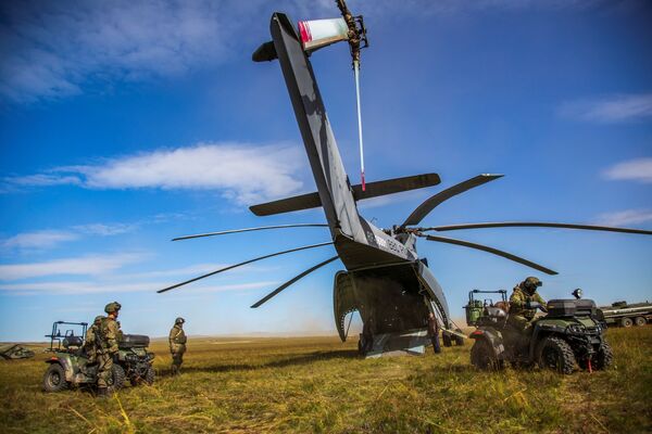 Высадка подразделений из вертолета Ми-26 в ходе основного этапа военных маневров вооруженных сил Восток-2018 на полигоне Цугол в Забайкальском крае - Sputnik Молдова