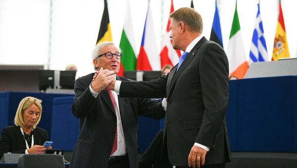 Klaus Iohannis și Jean-Claude Juncker. Participare la dezbaterea în plenul Parlamentului European privind viitorul Europei (Strasbourg, Franța) - Sputnik Moldova-România