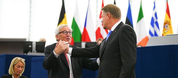 Klaus Iohannis și Jean-Claude Juncker. Participare la dezbaterea în plenul Parlamentului European privind viitorul Europei (Strasbourg, Franța) - Sputnik Moldova-România