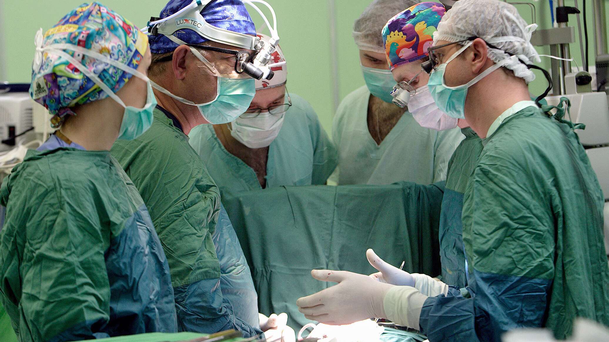 Оперировать близких. Оперировать близких. Медицинские перчатки для операционной. Руки хирурга в перчатках. Операция в операционной.