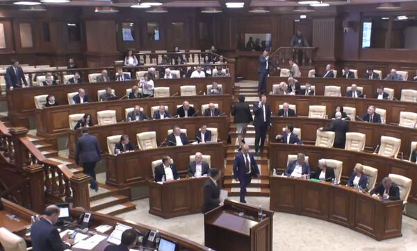 Чем занимаются молдавские депутаты прямо на заседании парламента - фото Чем занимаются молдавские депутаты прямо на заседании парламента - фото - Sputnik Молдова