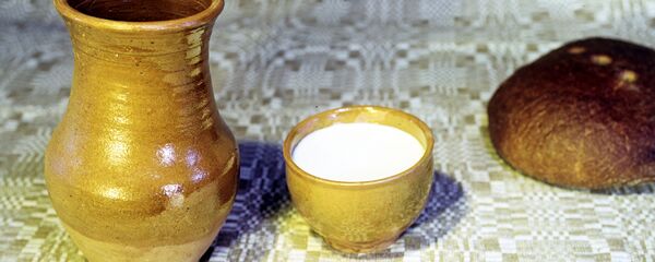 Veselă din lut, ulcior, farfurie, lapte, pâine - Sputnik Moldova