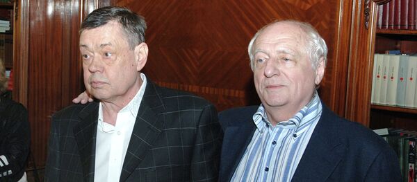 Актер Николай Караченцов и художественный руководитель и главный режиссер московского театра Ленком Марк Захаров (слева направо) перед началом вечера, посвященного 40-летию творческой деятельности актера в театре Ленком. - Sputnik Молдова