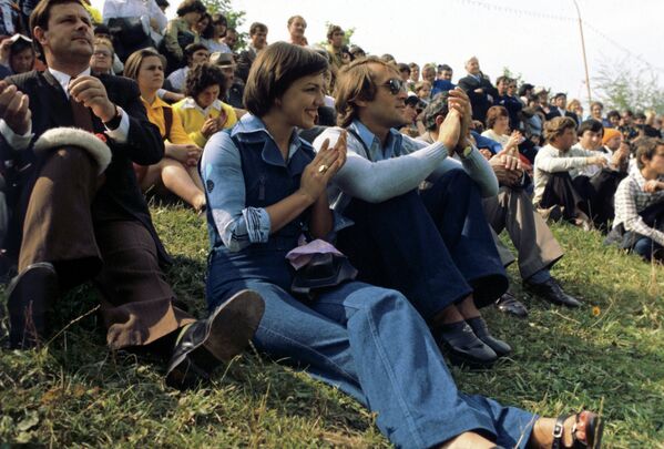 La sărbătoarea toamnei dintr-un raion al Chișinăului spectatorii s-au așezat direct pe iarbă - Sputnik Moldova