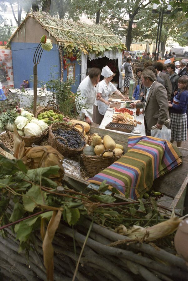 Vânzarea legumelor și fructelor, Chișinău, 1986 - Sputnik Moldova