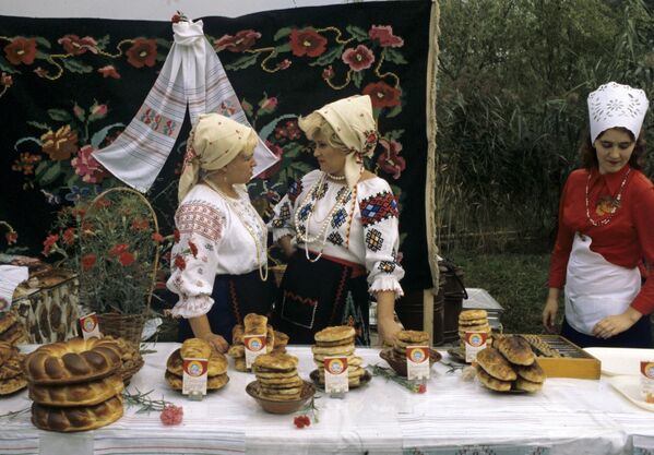 Târg de vase pentru bucătăria națională la sărbătoarea de toamnă dintr-un raion al Chișinăului, anul 1978 - Sputnik Moldova