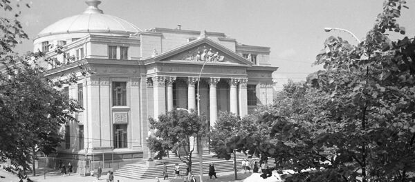 Здание Молдавского музыкально-драматического театра имени А.С.Пушкина в Кишиневе. Архитекторы В. Ф. Смирнов и В. П. Александров, 1970 год. Здание Молдавского музыкально-драматического театра имени А.С.Пушкина в Кишиневе. Архитекторы В. Ф. Смирнов и В. П. Александров, 1970 год. - Sputnik Молдова